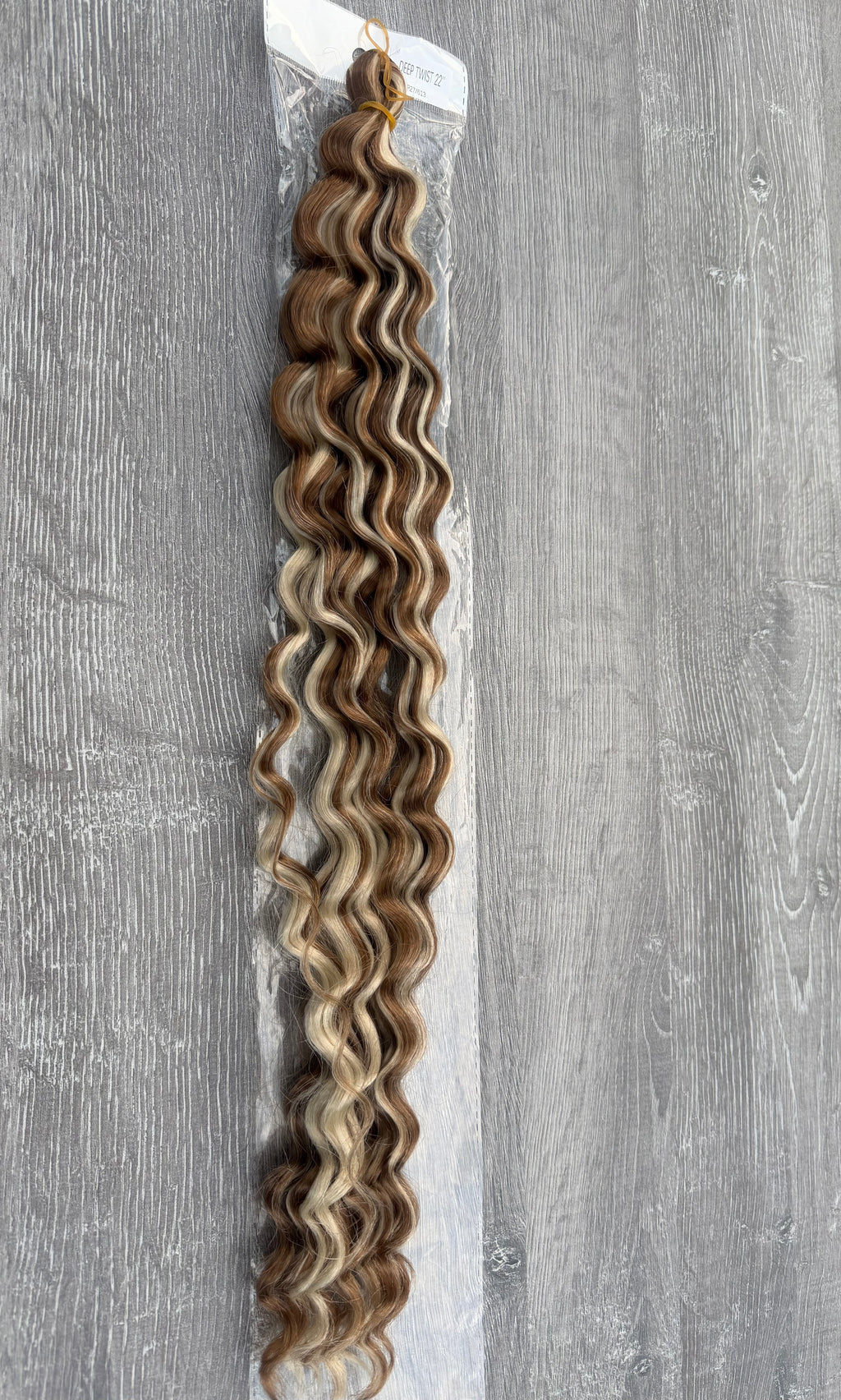 22”,  Hight Temperatures/heat Resistant DEEP TWIST crochet premium synthetic. For boho braids or crochet style. The natural-looking texture, soft feel, and long-lasting curl definition make them a go-to choice for achieving fuller.