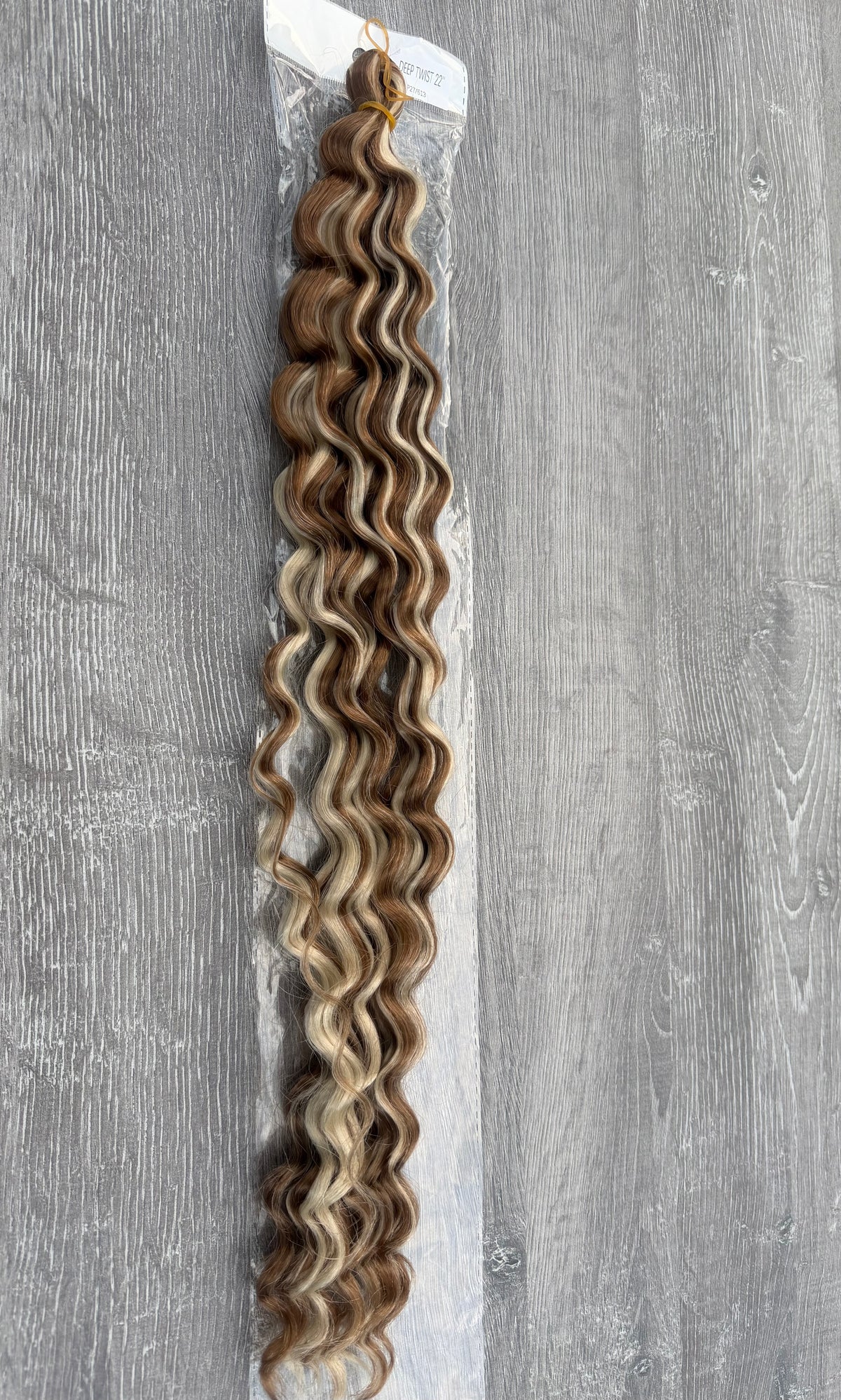 22”,  Hight Temperatures/heat Resistant DEEP TWIST crochet premium synthetic. For boho braids or crochet style. The natural-looking texture, soft feel, and long-lasting curl definition make them a go-to choice for achieving fuller.